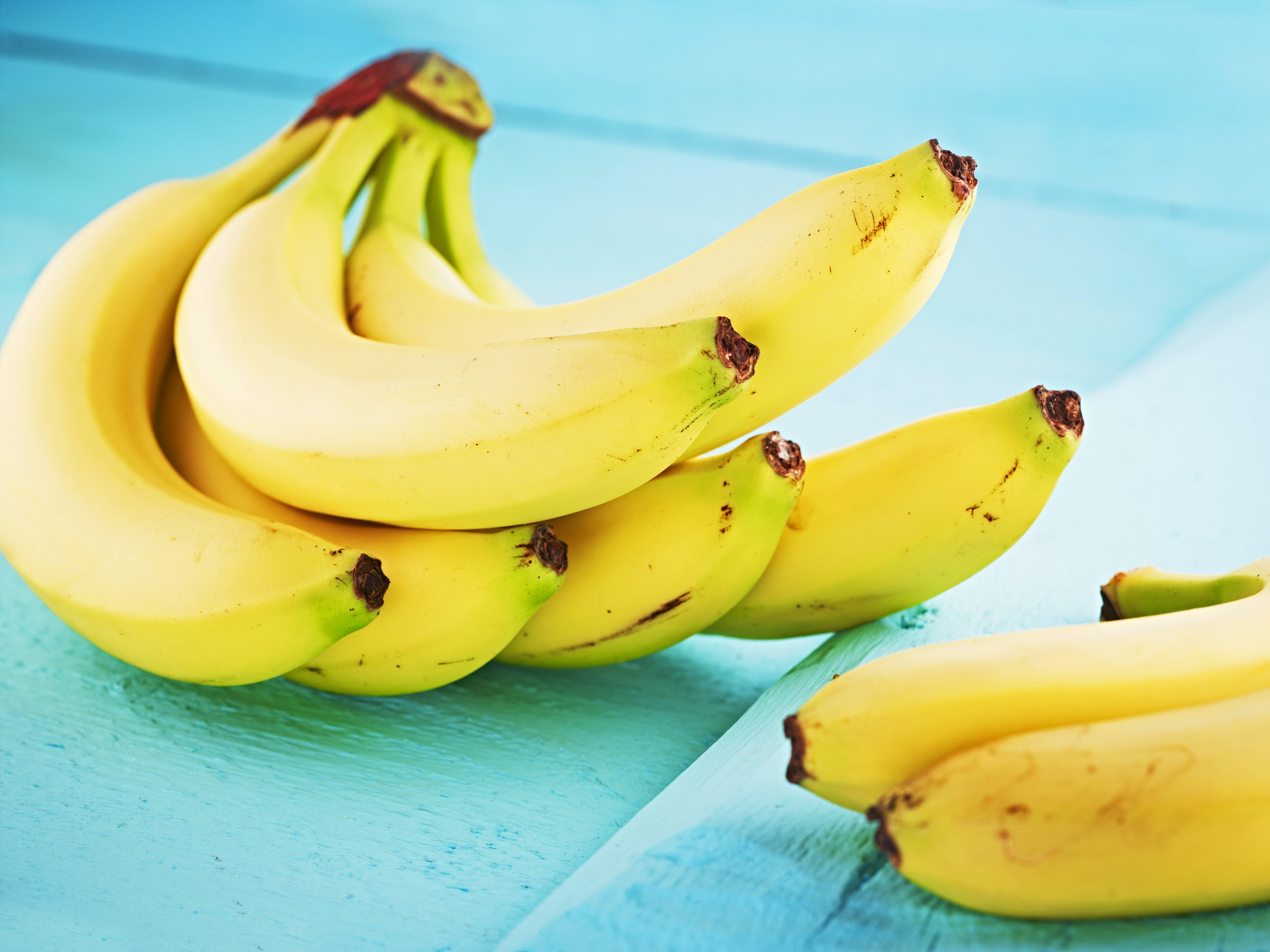 банан на белом фоне. каста 101 банан. перезревший банан. 2 банана. стадии созревания бананов.