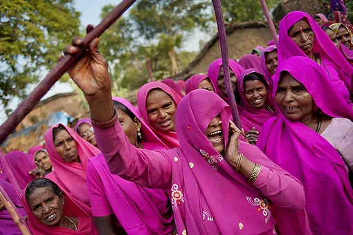 Битва за права: «Розовая банда», которая держит в страхе мужчин Индии