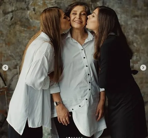 Глафира Тарханова с матерью Еленой и сестрой Иларией