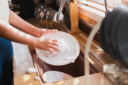 7 советов тем, кто не любит мыть посуду с вечера