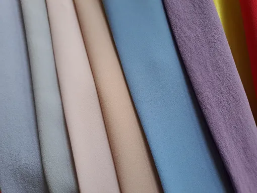 Ткань креп различается по цвету, составу и характеристикам.