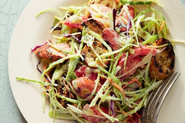 Летний салат овощами и колбасками-гриль