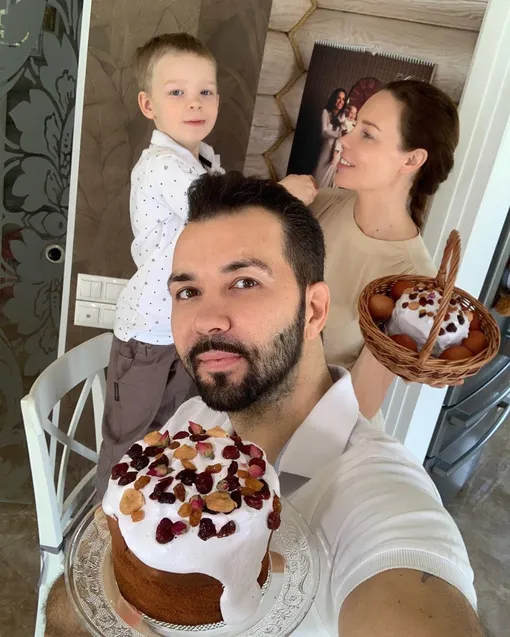 Денис Клявер с женой и сыном