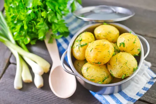 Как правильно варить картошку: очищенную, в мундире, для салата, пюре и в супе