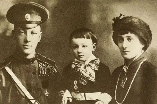 Анна Ахматова и Николай Гумилёв с сыном Львом