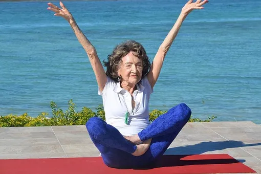 Любопытство и положительный настрой: секреты долгой жизни от 99-летней преподавательниц йоги