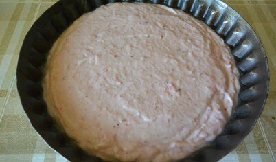 Положить тесто в смазанную маслом форму. выпекать в духовке на среднем огне до готовности, минут 30-35.