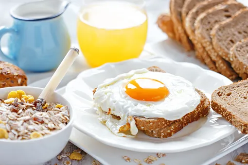 Как оригинально подать яичницу: 10 вкусных идей на завтрак, обед и ужин