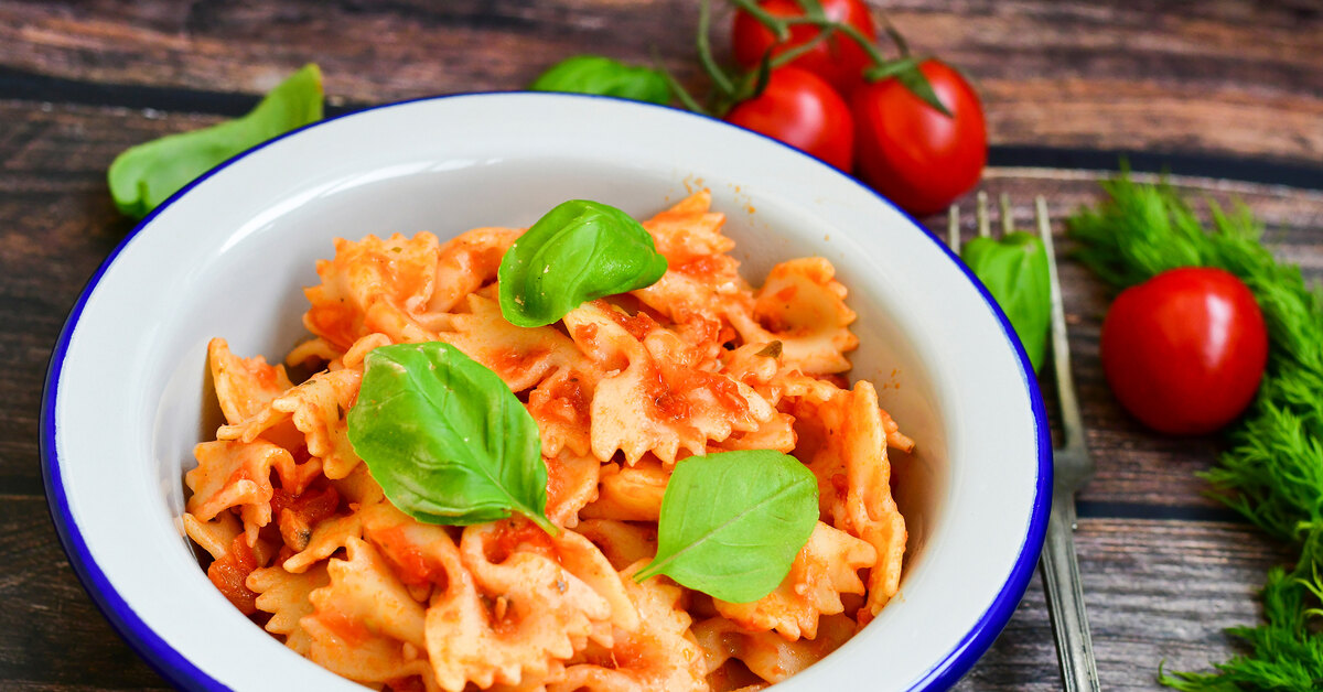 Pasta. паста с тунцом и помидорами. паста с тунцом и помидорами.