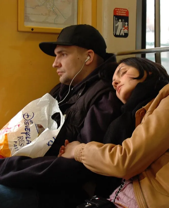 Баста с супругой Еленой Вакуленко-Пинской в общественном транспорте