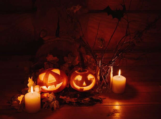 Тыква со свечами — главный символ Хэллоуина