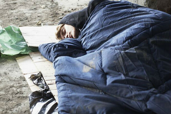 Бездомный отдал свое одеяло замерзающей молодой паре