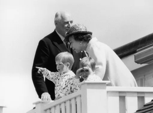 Королева Елизавета с принцами Уильямом и Гарри 15 июня 1987 года