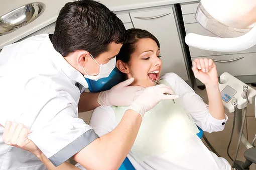 стоматолог и нервный пациент