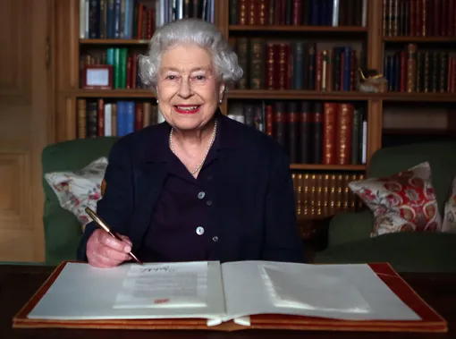 Королева Елизавета II пишет письмо