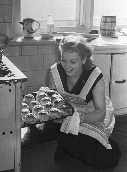 Актриса Лидия Смирнова печет пироги на своей кухне