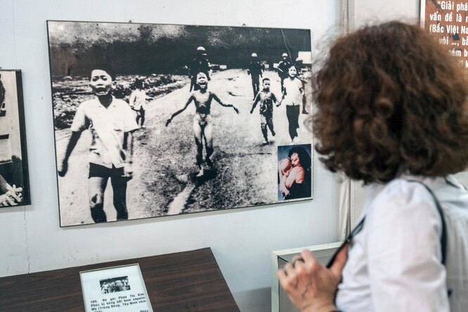 Фотография Ким и других детей, пострадавших от взрыва напалма 8 июня 1972 года