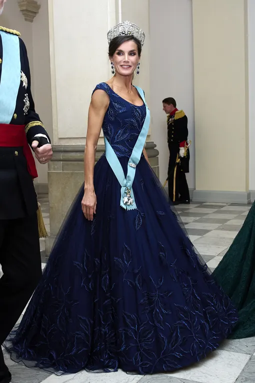 Королева Испании Летиция в бальном синем платье