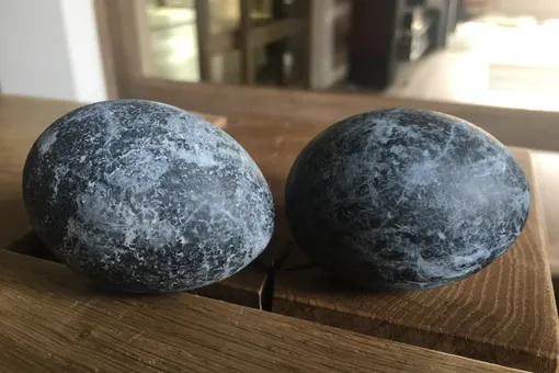 «Каменные» яйца: эффектный натуральный краситель для пасхальных яиц