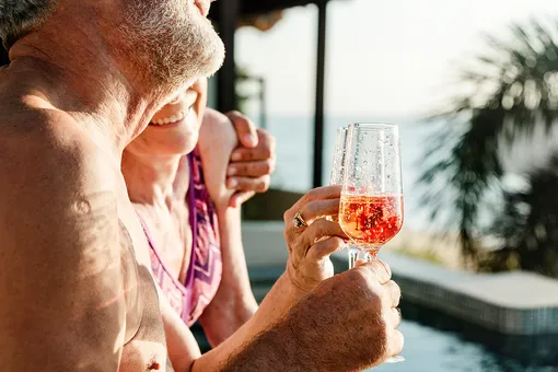 Не выходить замуж и пить шампанское: советы долгожителей, которые вам понравятся