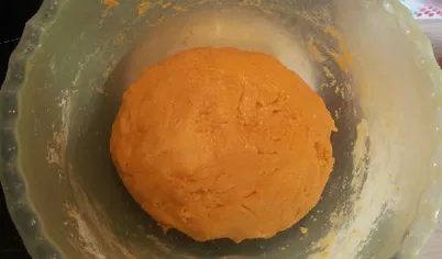 Добавить муку и вымешать тесто (оно получается красивого оранжевого цвета), слегка прилипающее к рукам, но это пройдёт когда клейковина набухнет в тесте, с ним будет приятно работать. Закрыть и оставить на 2-3 часа.