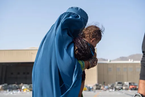 Женщина в никабе и ребенок, Кабул, 2021