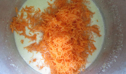 Добавить натертую на мелкой терке морковь.
