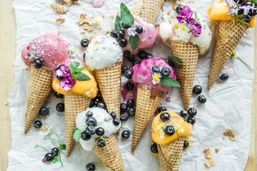 Рецепты звёзд: домашнее мороженое с ягодами готовит Саша Савельева