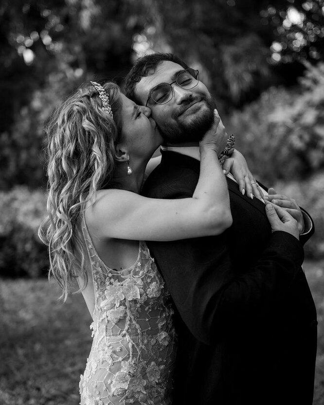 «Потрясающая пара»: дочь Леонида Парфёнова выложила нежное фото с мужем в первую годовщину свадьбы