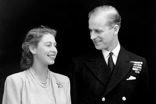 Недостойная партия: почему семья Елизаветы II была против её брака с принцем Филиппом