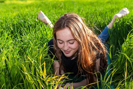Девушка в траве улыбается, Позитивное мышление
