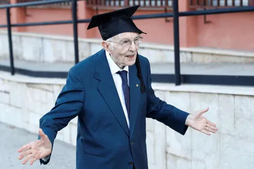 «Жаль, моя жена не видит»: 96-летний итальянец стал самым взрослым выпускником университета — и рассказал, почему так долго шел к мечте