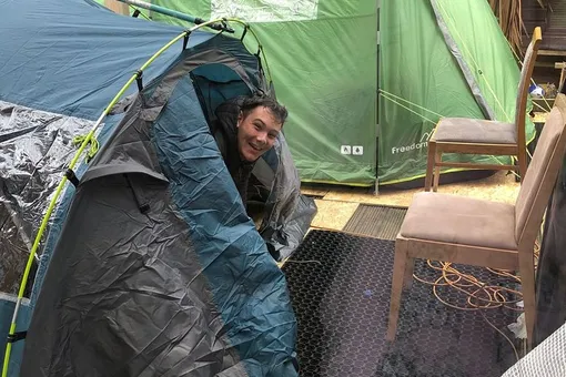 Отец и жених девушки переехали в палатку, чтобы не заразить ее коронавирусом