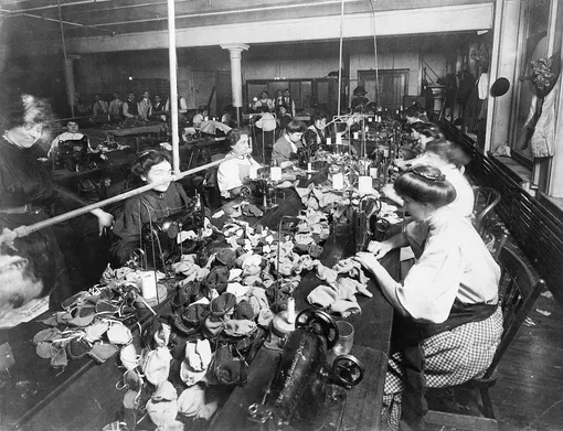 Производство плюшевых мишек на фабрике, 1915 г.
