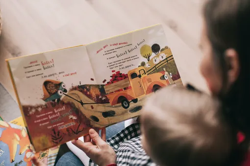 В слингах, тележках и на раскачивающихся полках: 7 красивых идей для хранения книг в детской с фото