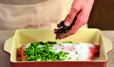 Натрите  филе смесью крупной соли и перца. Посыпьте нарезанным укропом.