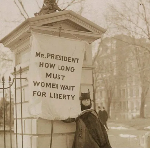 Одиночный пикет у Белого дома, 1917 год. Надпись на плакате: «Мистер Президент, сколько еще женщинам ждать свободы?»