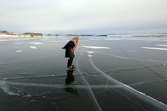 76-летняя старушка каждый день катается на коньках по льду Байкала