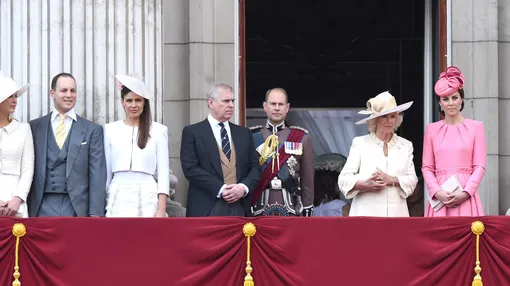 Лорд Фредерик Виндзор и Софи Уинклман вместе со «старшими» членами королевской семьи на церемонии Trooping The Colour в Букингемском дворце в Лондоне, 2017 год
