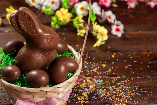 Шоколадный заяц и шоколадные яйца в корзинке