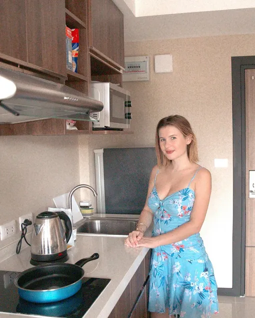 Анна Цуканова-Котт на кухне новой квартиры фото
