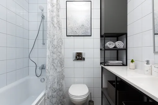 Высокие стеллажи и большие зеркала: 7 креативных идей для обустройства маленькой ванной