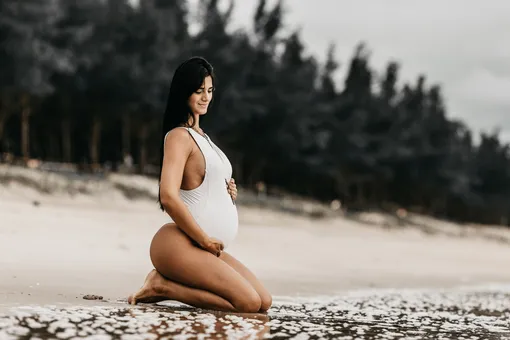 беременная женщина на пляже