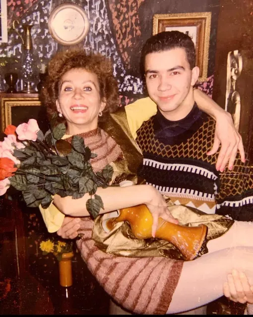 Ирина Клявер с сыном Денисом в 1991 году. Архивное фото