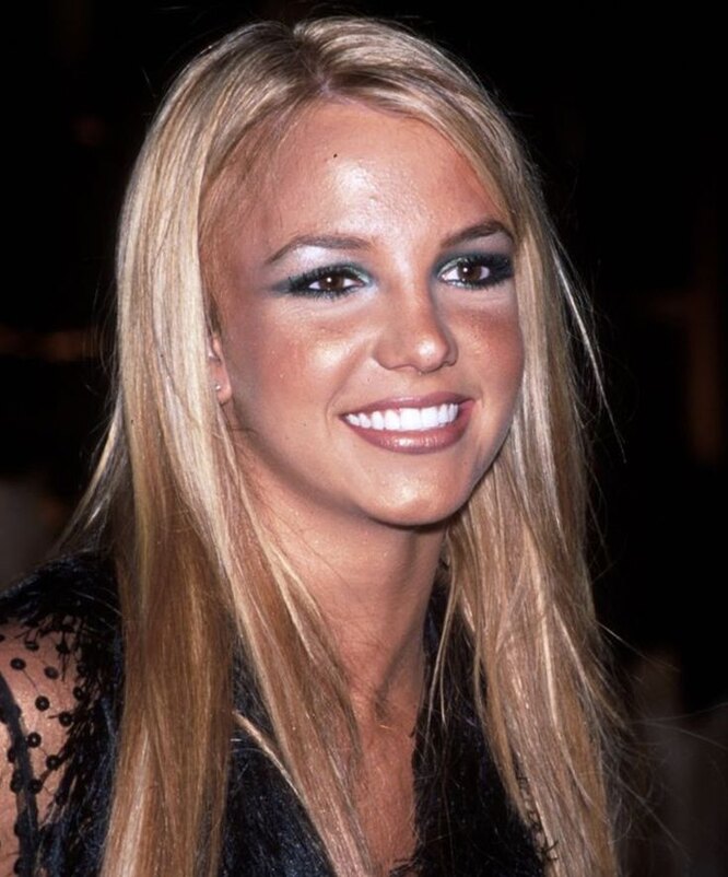 "Кожа сирены" - пример мерцающего макияжа Бритни Спирс