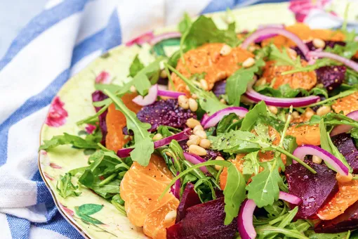 Новогодние рецепты 2024: готовим вкуснейший свекольный салат с мандаринами и острым сыром