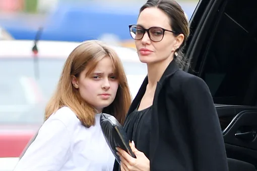 Семейный выход: Анджелина Джоли в элегантном пальто была замечена с 15-летней дочерью Вивьен
