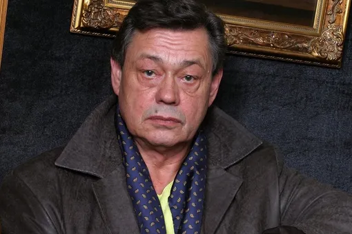 Художница, рисовавшая Караченцова в 90-х, утверждает, что у них был роман