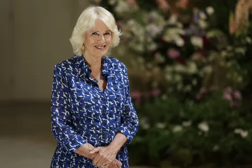 75-летняя королева Камилла вышла в свет в комбинезоне — этот образ нужно видеть