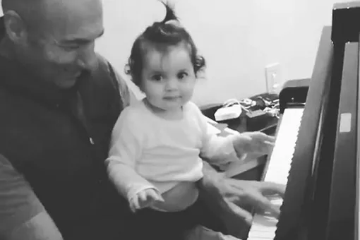 «Дедушкина радость!» Игорь Крутой учит годовалую внучку играть на пианино